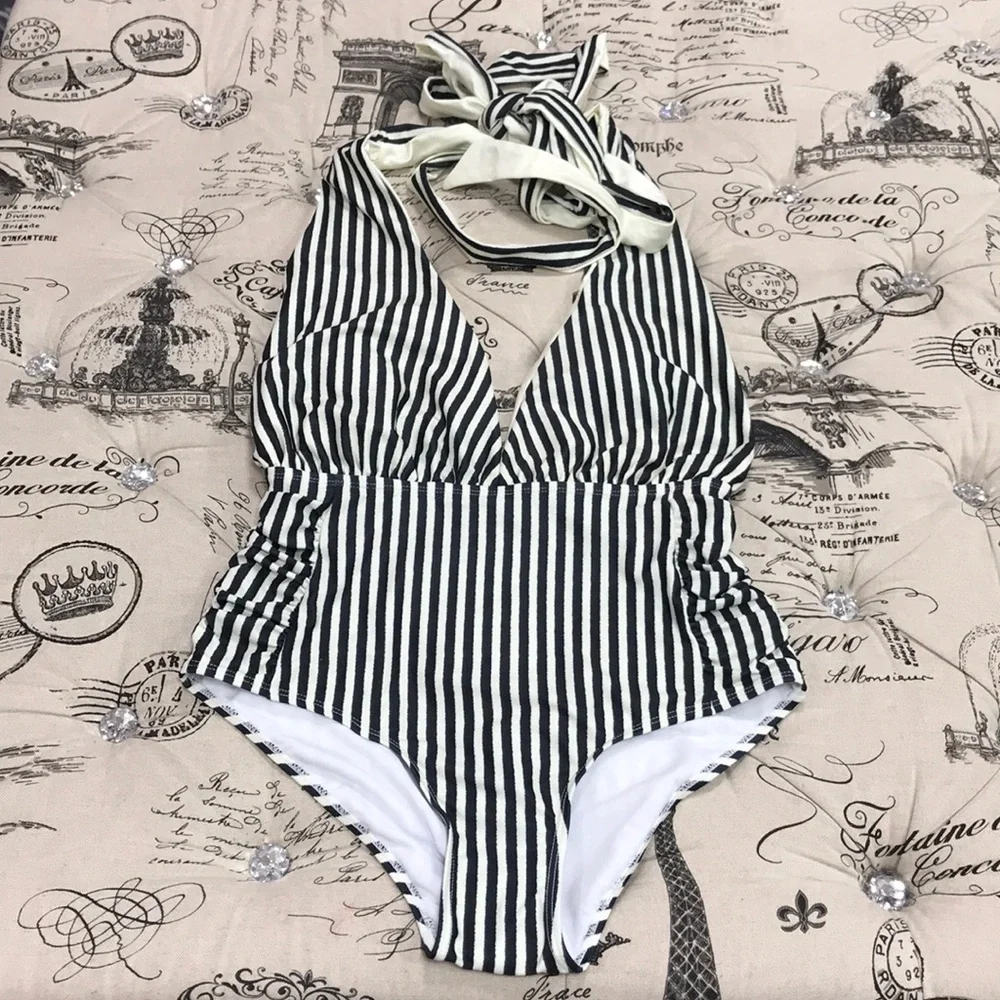 🎁 Nicole Miller New York Convertible One-Piece Swimsuit - Picture 3 of 8
